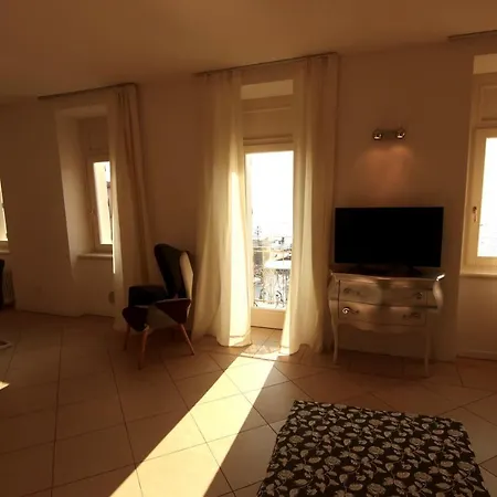 Charmante Front Apartment